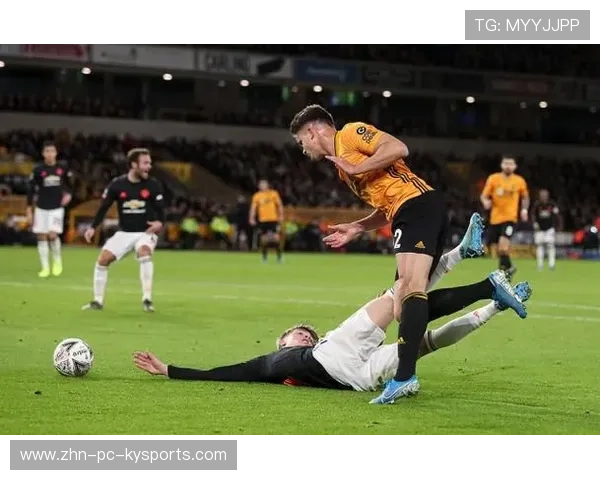 曼联中路持球推进，防守重心开始偏移